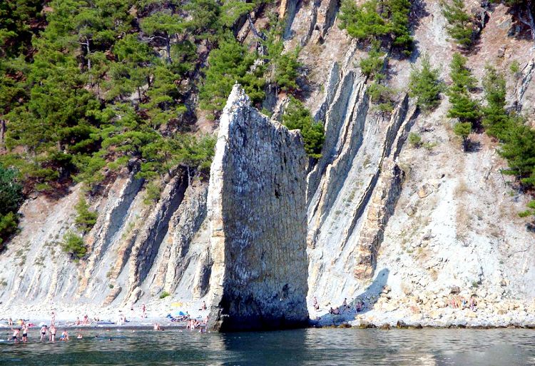 Парус как будто отплывает от береговой линии навстречу волнам