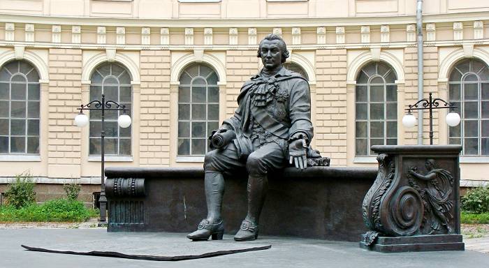 Памятник основателю Академии художеств - Шувалову находится в ее дворике