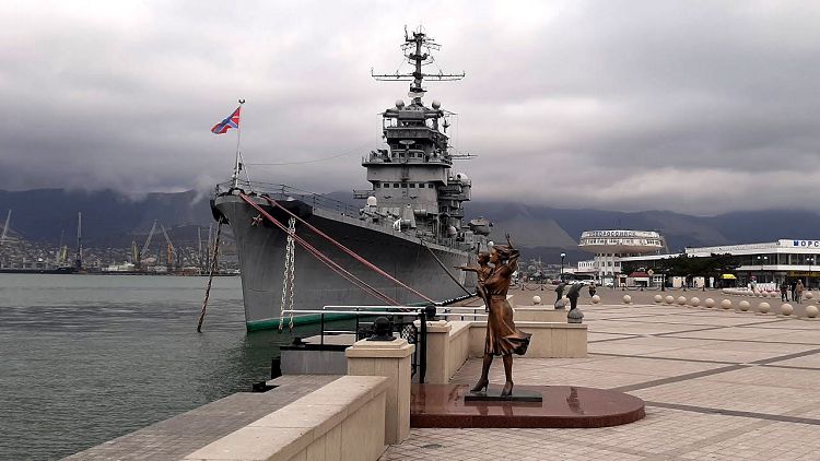 "Морячка" находится около Крейсера "Михаил Кутузов"