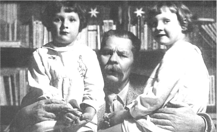 М.Горький с внучками - дочерьми М.Пешкова