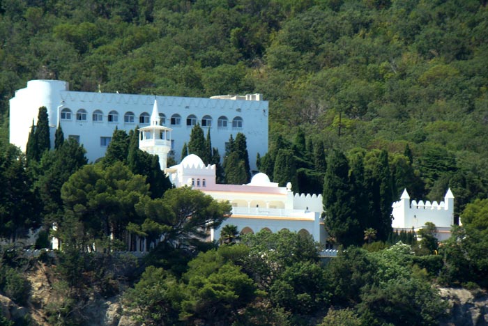Около дворца сегодня расположены современные санаторные корпуса