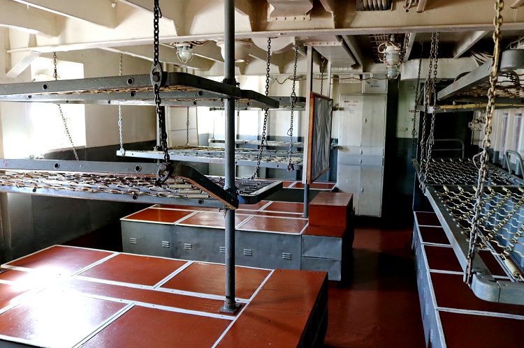 Осмотр внутренних помещений крейсера еще более интересен