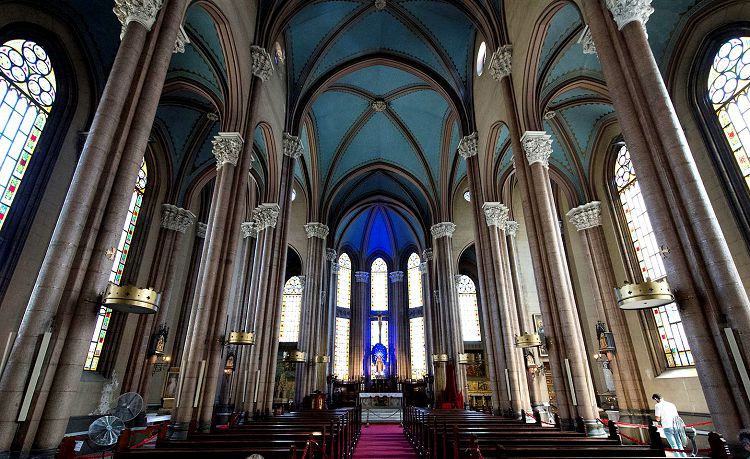 Интерьер Храма Антония Падуанского является классическим для католических костелов