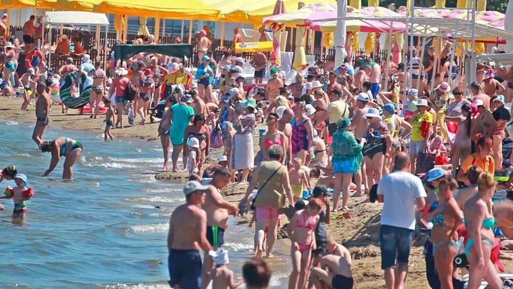 Аншлаг в Витязево в августе