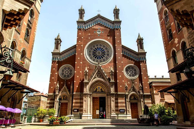 Храм Антония Падуанского известен как самый большой католический храм Стамбула