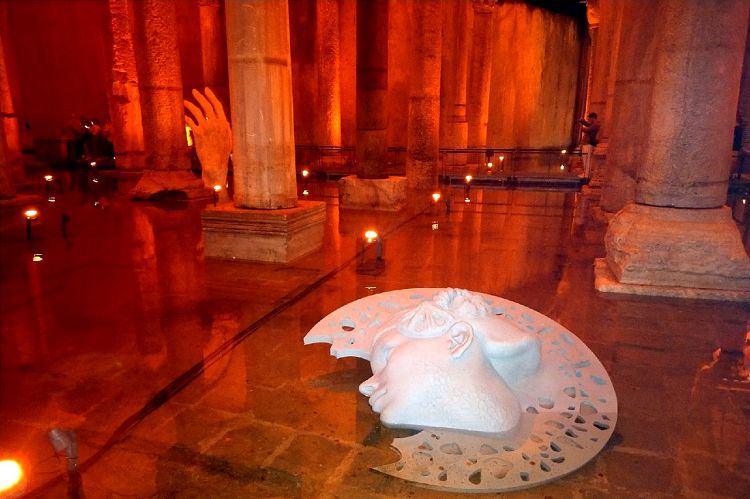 Современные инсталляции немного видоизменили аутентичное пространство Цистерны Базилика