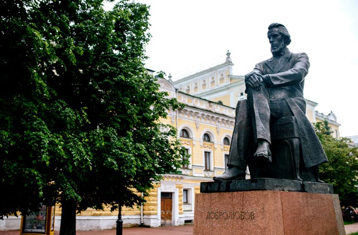 Памятник Н.Добролюбову - известному уроженцу Нижнего Новгорода