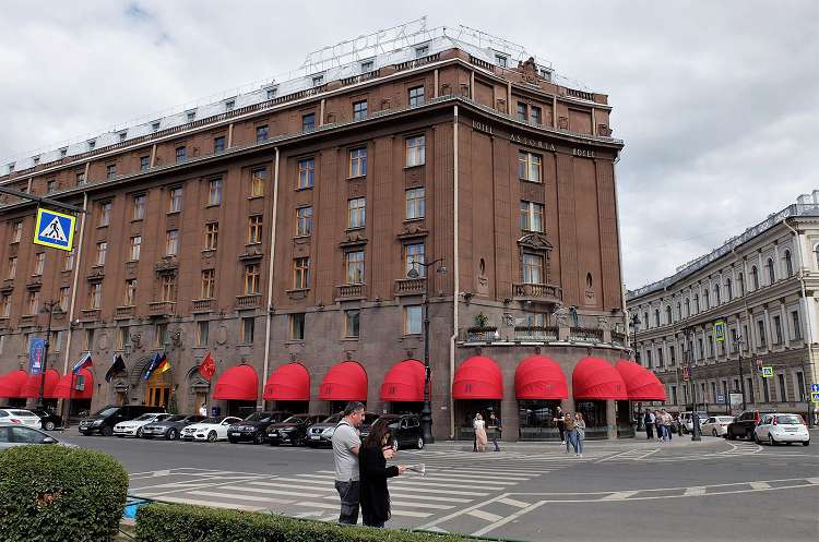 Массив гостиницы "Астория" появился на площади в начале 20 столетия Массив гостиницы "Астория" появился на площади в начале 20 столетия