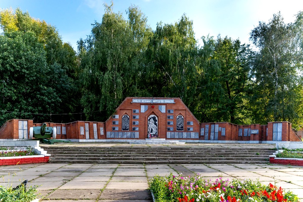 Мемориал славы занимает небольшую часть Ленинского сада