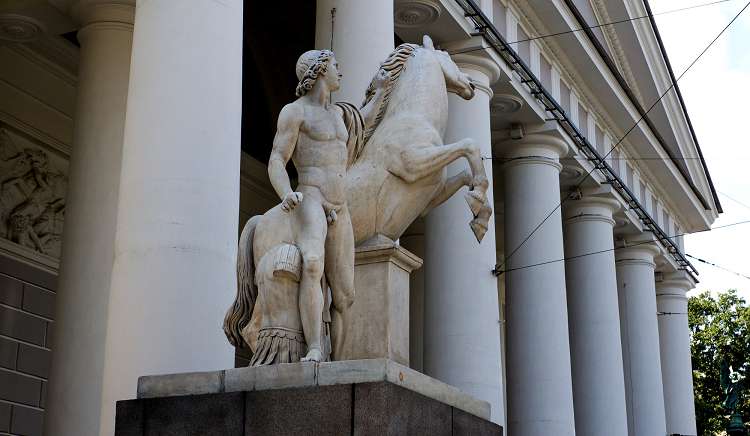 Итальянские диоскуры не соответствовали статусу соседнего Исаакия Итальянские диоскуры не соответствовали статусу соседнего Исаакия