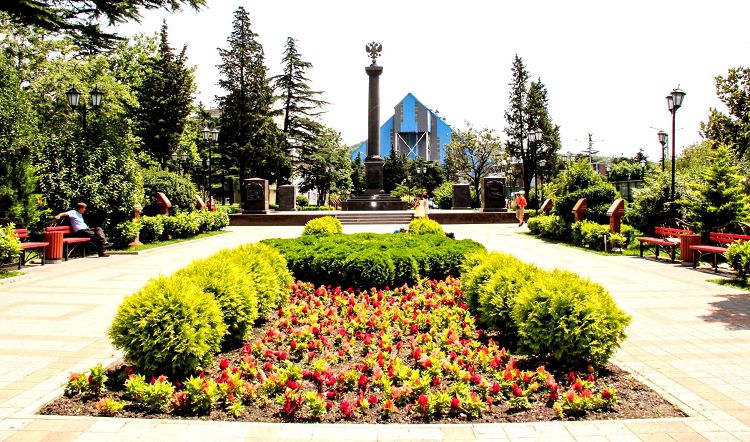 Мемориал Город Воинской славы находится в небольшом сквере