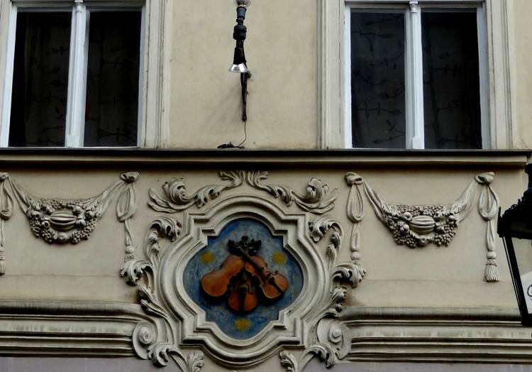 Один из самых известных гербов Нерудовой улицы - Дом трех скрипок