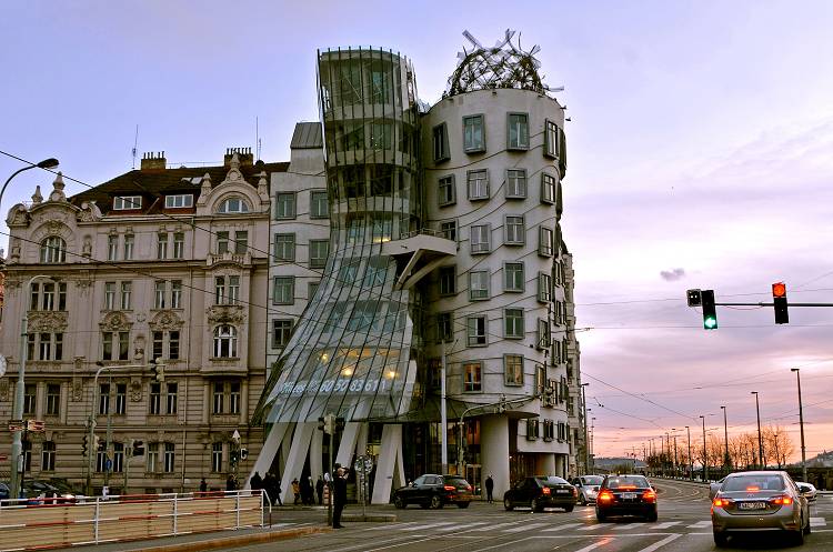 Танцующий дом - эксклюзивный памятник Нового города