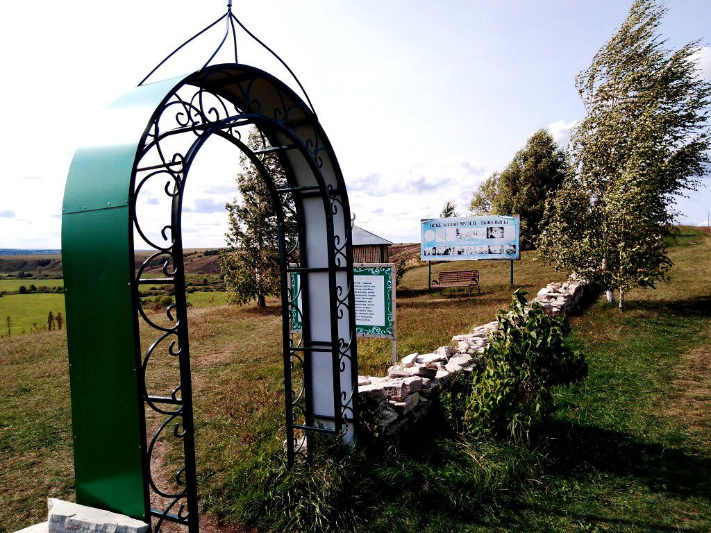 Территория кладбища огорожена каменной кладкой