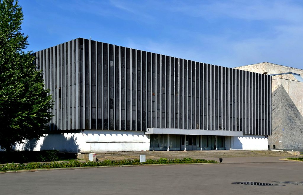 Многие павильоны, как и Казахский, были "одеты" в бетон или металл