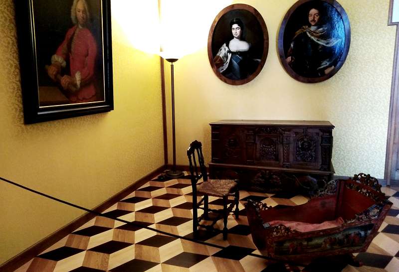 В Детской комнате можно увидеть портреты Петра и Екатерины