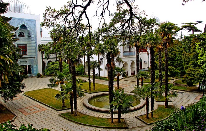 Территория перед дворцом выложена плиткой и засажена веерными пальмами