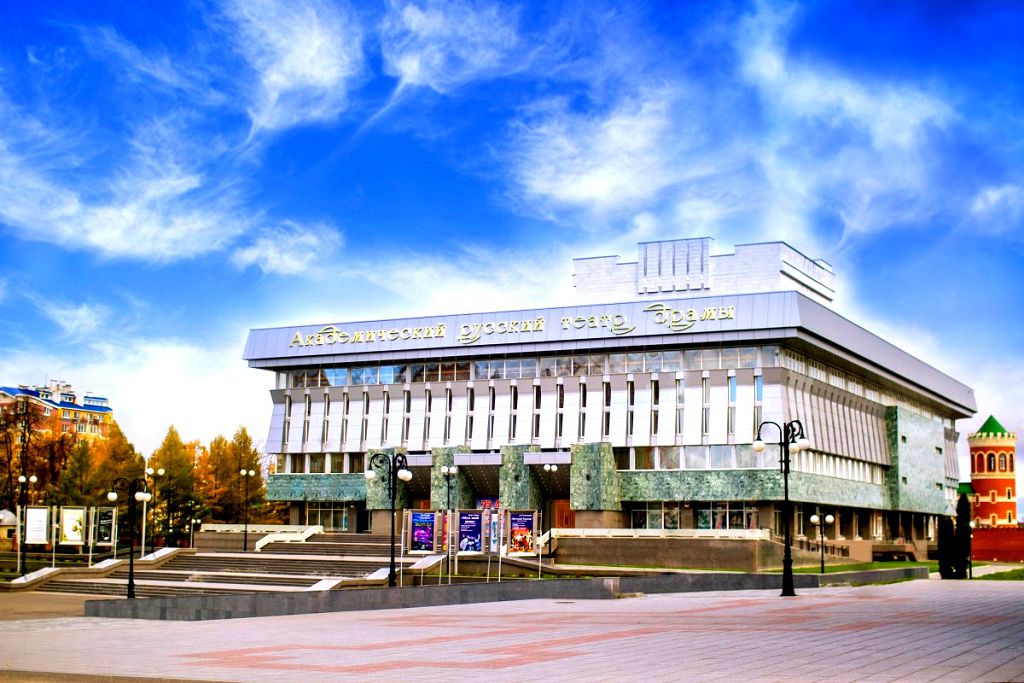 Русский драматический театр находится недалеко от Воскресенской набережной Русский драматический театр находится недалеко от Воскресенской набережной