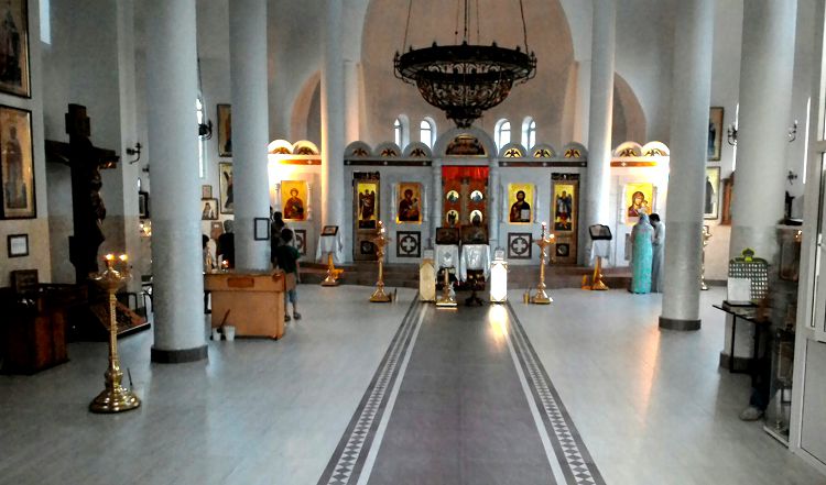 Внутреннее оформление храма росписями все еще продолжается