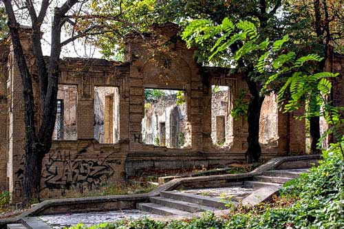 Двор в доме с приведениями в Пятигорске Двор в доме с приведениями в Пятигорске