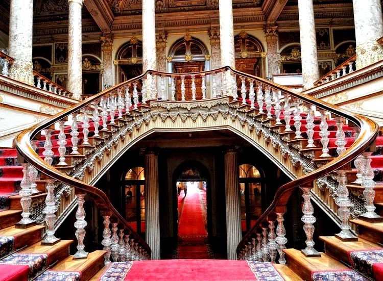 Проходя по ступенькам прекрасной Хрустальной лестницы можно ощутить себя султаном
