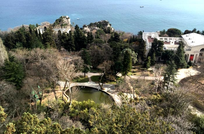 С полуротонды можно увидеть и "лебединое озеро" и знаменитый платан