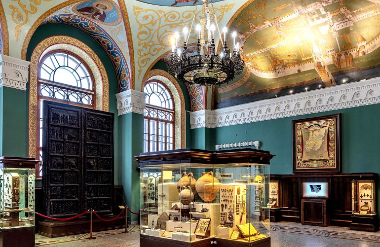 Каждый из залов первого этажа имеет свое собственное интерьерное решение