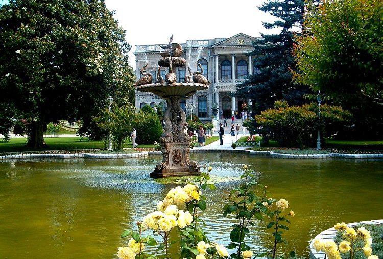 Мимо Лебединого фонтана туристы направляются в основной дворец