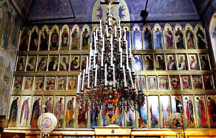 Как выглядел иконостас в дореволюционные годы неизвестно. Сегодня он выглядит так