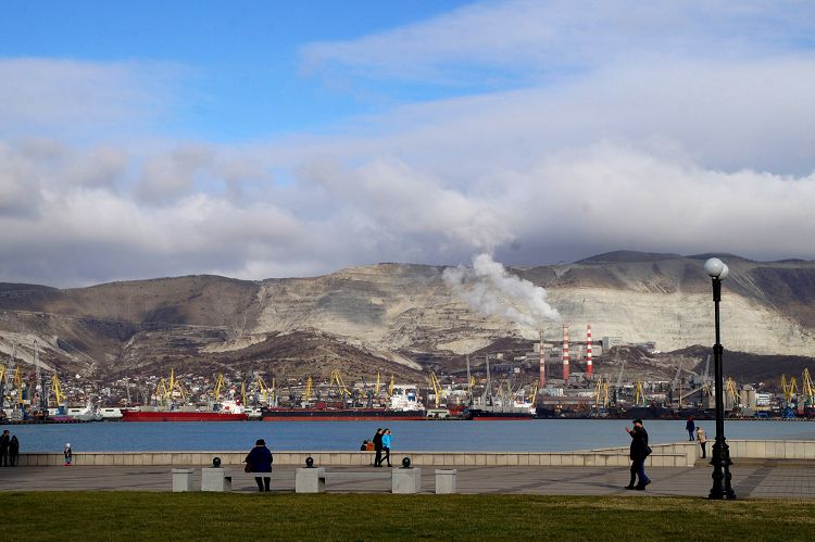 Наблюдать за неторопливой жизнью Цемесской бухты можно часами Наблюдать за неторопливой жизнью Цемесской бухты можно часами