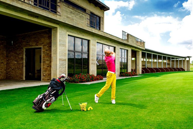 При желании можно остановиться и элитных развлечениях гольф-клуба "Раевский"