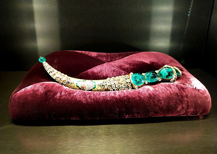 От знаменитого Кинжала Топкапы сложно оторвать взгляд