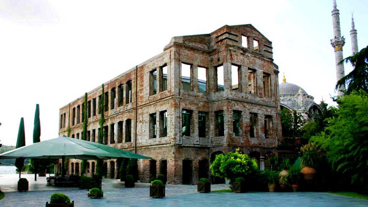 После пожара Особняк Эсмы-султан долгое время находится в плачевном виде