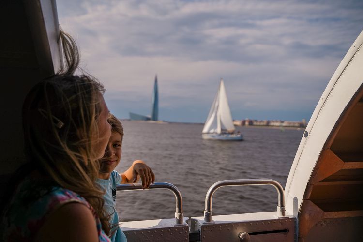 На фоне Лахта-Центра