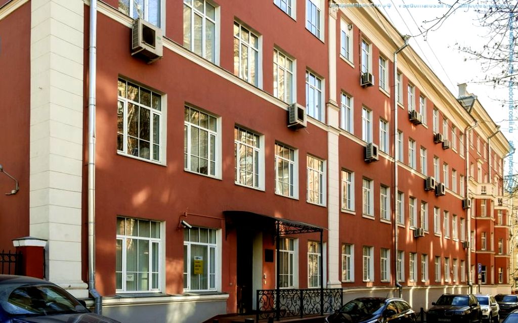 Есть в Трехпрудном переулке и дома советской застройки, как дом № 4