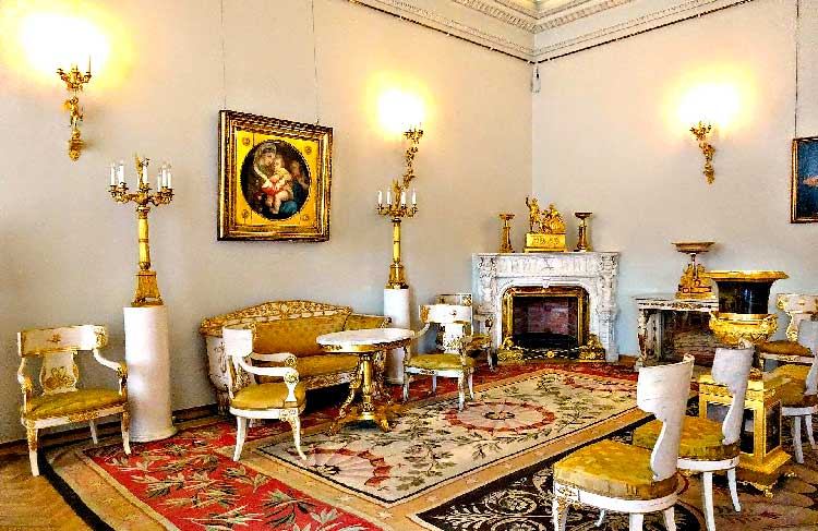 Эрмитажные экспонаты в залах Зимнего дворца