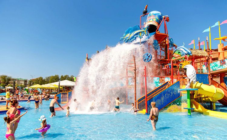 На территории детского комплекса всегда идут