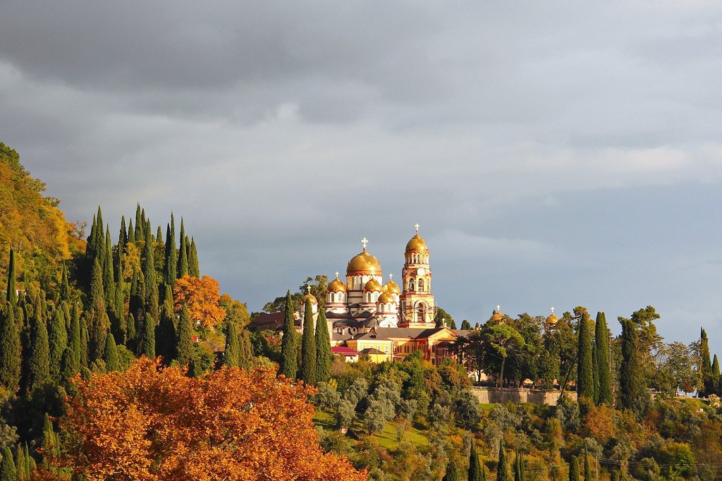Новоафоновский монастырь на фоне осеннего леса