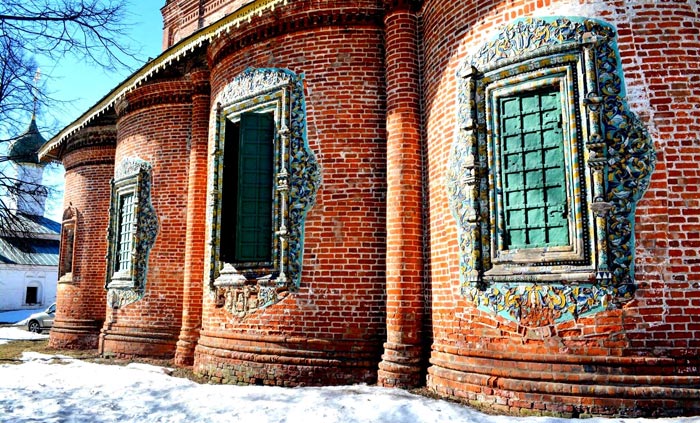 Керамические изразцовые наличники апсидных окон Храма Николы Мокрого