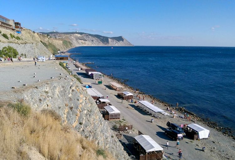 На пляже "40 лет Победы" обычно немноголюдно, а вода очень чистая