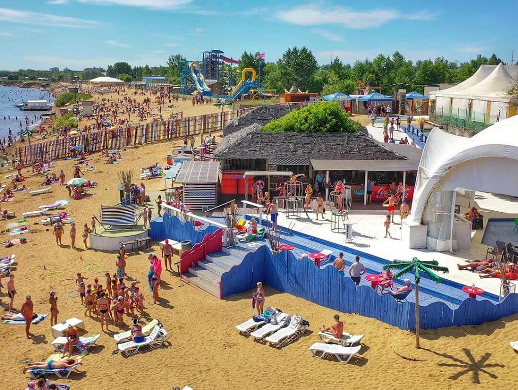 Атмосфера на пляже Причал 22