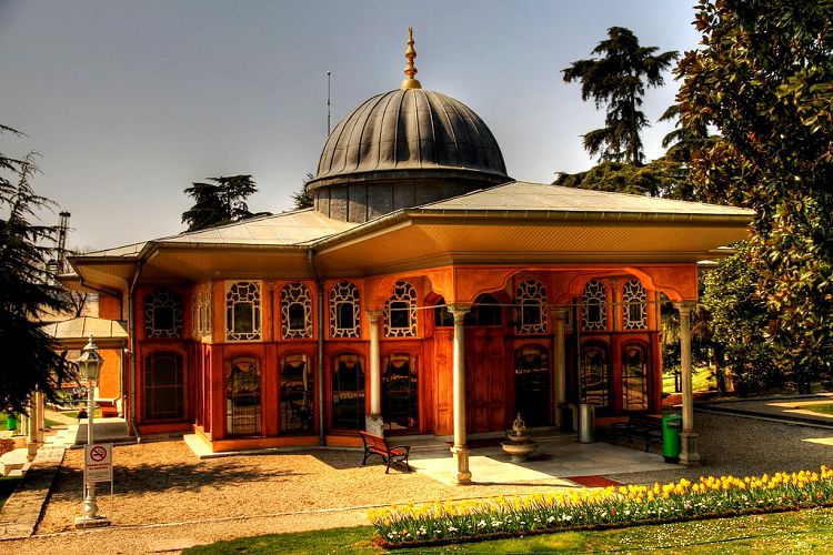 Дворец Айналы Кавак сохранился только в виде одного единственного павильона