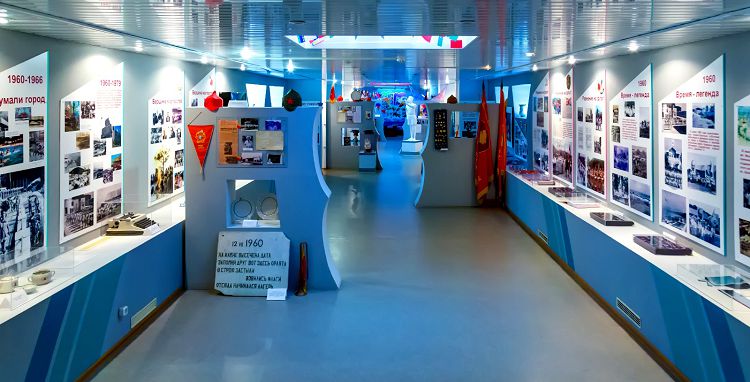 Экспонаты музея истории "Орленка" расположены по тематическим разделам