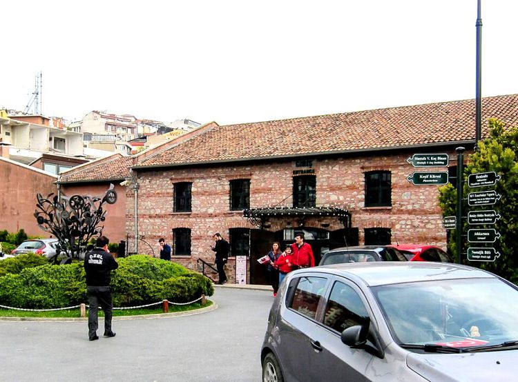 В районе Хаскёй сохранилось множество старых промышленных зданий судовых верфей