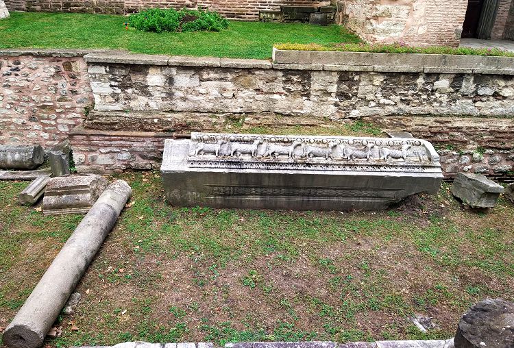 Материальные свидетельства долгой истории Константинополя встречаются повсюду Материальные свидетельства долгой истории Константинополя встречаются повсюду