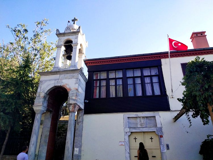 Сегодня на Бююкаде можно посетить действующий православный храм Георгия Кудунского