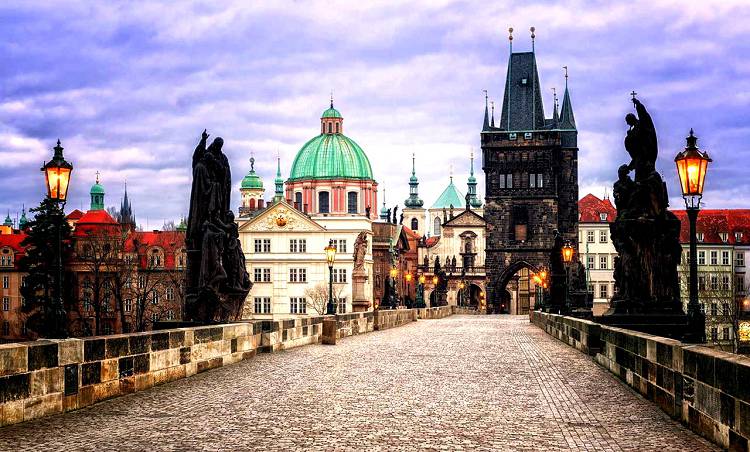 Выход на Карлов мост происходит под аркой Восточной смотровой башни