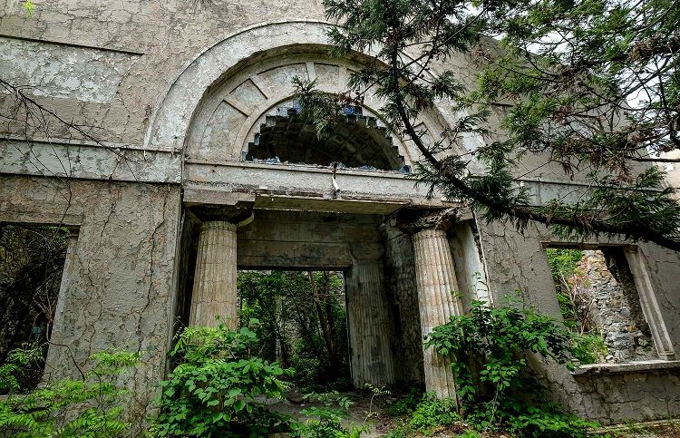 Постепенно остатки былой роскоши поглощаются лесной чащей