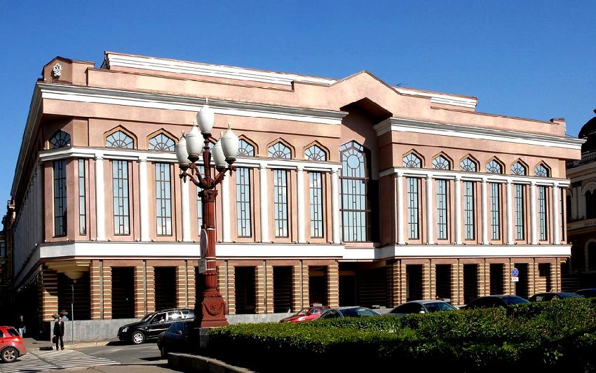 Новое здание БКЗ украсило Площадь Свободы в конце 20 столетия