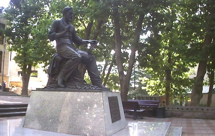 Недалеко от Дома-Музея А.Киселева установлен Памятник мастеру